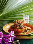 Pla goong auf Teller mit würziger Gemüsegarnitur — Stockfoto