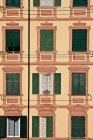 Fensterläden von Wohnungen — Stockfoto