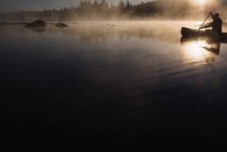 Живописный вид на озеро на каноэ-одиночке — стоковое фото