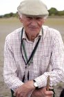 Portrait d'un homme âgé portant une casquette plate — Photo de stock
