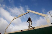 Bâtisseur marchant sur une nouvelle structure — Photo de stock