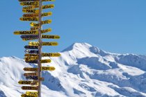 Reiseschilder und schneebedeckter Berg in Davos, Schweiz — Stockfoto