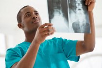 Junger Mann untersucht Röntgenbild — Stockfoto