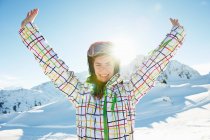 Retrato de esquiadora adolescente con los brazos extendidos, Les Arcs, Alta Saboya, Francia - foto de stock