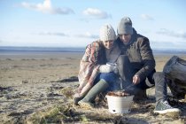 Молода пара з барбекю на пляжі, Brean піски, Сомерсет — стокове фото