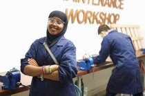 Портрет студентки с линейкой в мастерской по металлообработке колледжа — стоковое фото