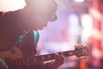 Чоловік грає на гітарі на сцені — стокове фото