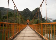 Mann auf Brücke über Fluss, vang vieng, laos — Stockfoto