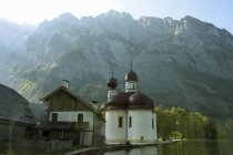 Iglesia y montañas de San Bartoloma, Baviera, Alemania - foto de stock