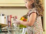 Fille cuisson dans la cuisine, foyer sélectif — Photo de stock