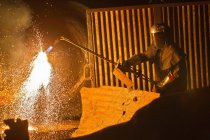 Soldador no trabalho em forja de aço — Fotografia de Stock