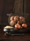 Cebollas, mostaza y granos de pimienta negra - foto de stock