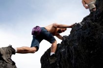 Man climbing rocks, Black Tusk, Garibaldi Provincial Park, British Columbia, Canadá — Fotografia de Stock