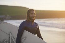 Портрет молоді чоловіки surfer проведення серфінгу на пляжі, Девон, Англія, Великобританія — стокове фото