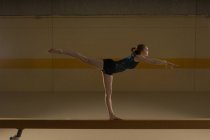 Подростковая гимнастка на бревне — стоковое фото