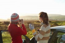 Frauen bewundern Landschaft vom Auto aus — Stockfoto