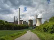 Braunkohlekraftwerk mit Rauch und Wolken — Stockfoto