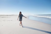 Девушка гуляет по песчаному пляжу — стоковое фото