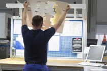 Arbeiter betrachten Produkt in Papierverpackungsfabrik — Stockfoto