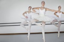 Танцующие женщины в балетных костюмах — стоковое фото