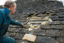 Foro di misurazione Roofer nel tradizionale tetto di piastrelle in pietra — Foto stock
