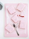 Vista dall'alto di dessert rosa su vassoio — Foto stock