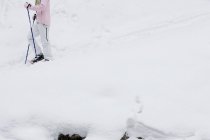 Обрізаний знімок жінки, що ходить у сніжному взутті — стокове фото