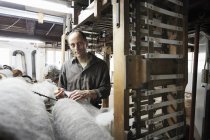 Trabajador con vellón en fábrica de lana - foto de stock