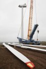 Turbina eólica sendo precisão erguida com guindaste de construção — Fotografia de Stock