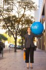 Femme d'affaires tenant ballon bleu — Photo de stock