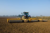 Traktor bereitet Feld vor — Stockfoto
