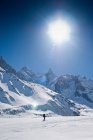 La Vallee Blanche, Chamonix, França, homem esquiando em dia ensolarado — Fotografia de Stock