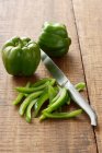Grüne Paprika in Scheiben geschnitten — Stockfoto