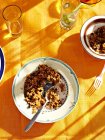 Вид зверху смачна традиційна іспанська їжа на тарілках на жовтій скатертині — стокове фото