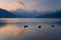 Barche galleggianti nel lago — Foto stock