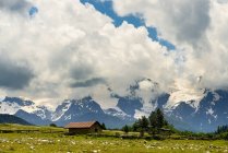 Сарай і далекі гори під блакитним хмарним небом — стокове фото