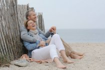 Coppia più anziana che si abbraccia sulla spiaggia — Foto stock