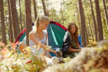 Mulheres montando acampamento na floresta — Fotografia de Stock