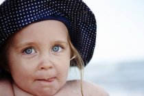 Kleines Mädchen mit fleckigem Hut, Porträt — Stockfoto