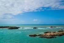 Vue panoramique des vagues échouant sur une plage rocheuse — Photo de stock