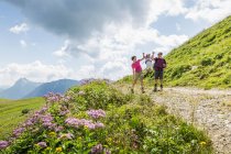 Genitori e figlia si divertono a piedi, Tirolo, Austria — Foto stock