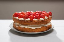 Layer cake with cream and strawberries — Stock Photo