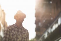 Junger Mann mit Hut und kariertem Hemd — Stockfoto