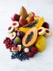 Свежие спелые фрукты — стоковое фото
