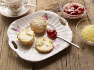 Frisch gebackene Scones mit Marmelade und Clotted Cream — Stockfoto