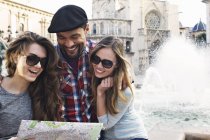 Touristenfreunde schauen auf Karte, plaza de la virgen, valencia, spanien — Stockfoto