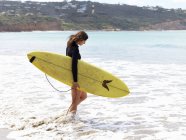 Surfeur profitant de la plage, Roadknight, Victoria, Australie — Photo de stock