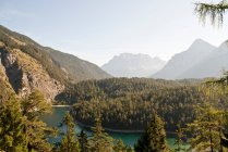Malerische Landschaft mit Fluss und Bergen — Stockfoto