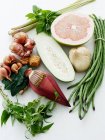 Selección de verduras y frutas asiáticas en la mesa - foto de stock