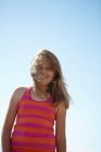 Усміхнена дівчина з волоссям, що дме у вітрі — стокове фото
